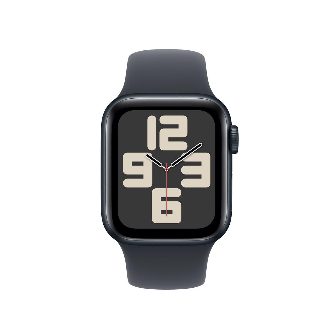 Eine Apple Watch mit schwarzem Gehäuse und Armband, der Bildschirm zeigt große, weiße Zahlen.