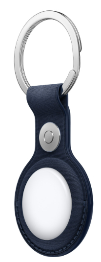 Ciemnoniebieski Apple AirTag z brelokiem. To małe, okrągłe urządzenie.