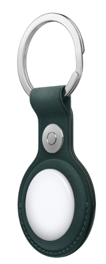 Ciemnozielony uchwyt AirTag ze srebrnym brelokiem. Widoczny biały AirTag.