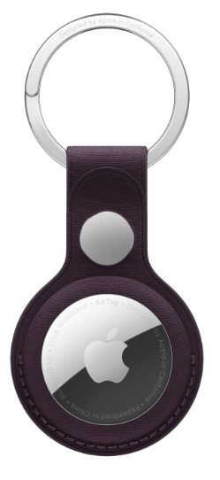 Fioletowy AirTag ze srebrnym brelokiem. Ma białe logo Apple i tekst.