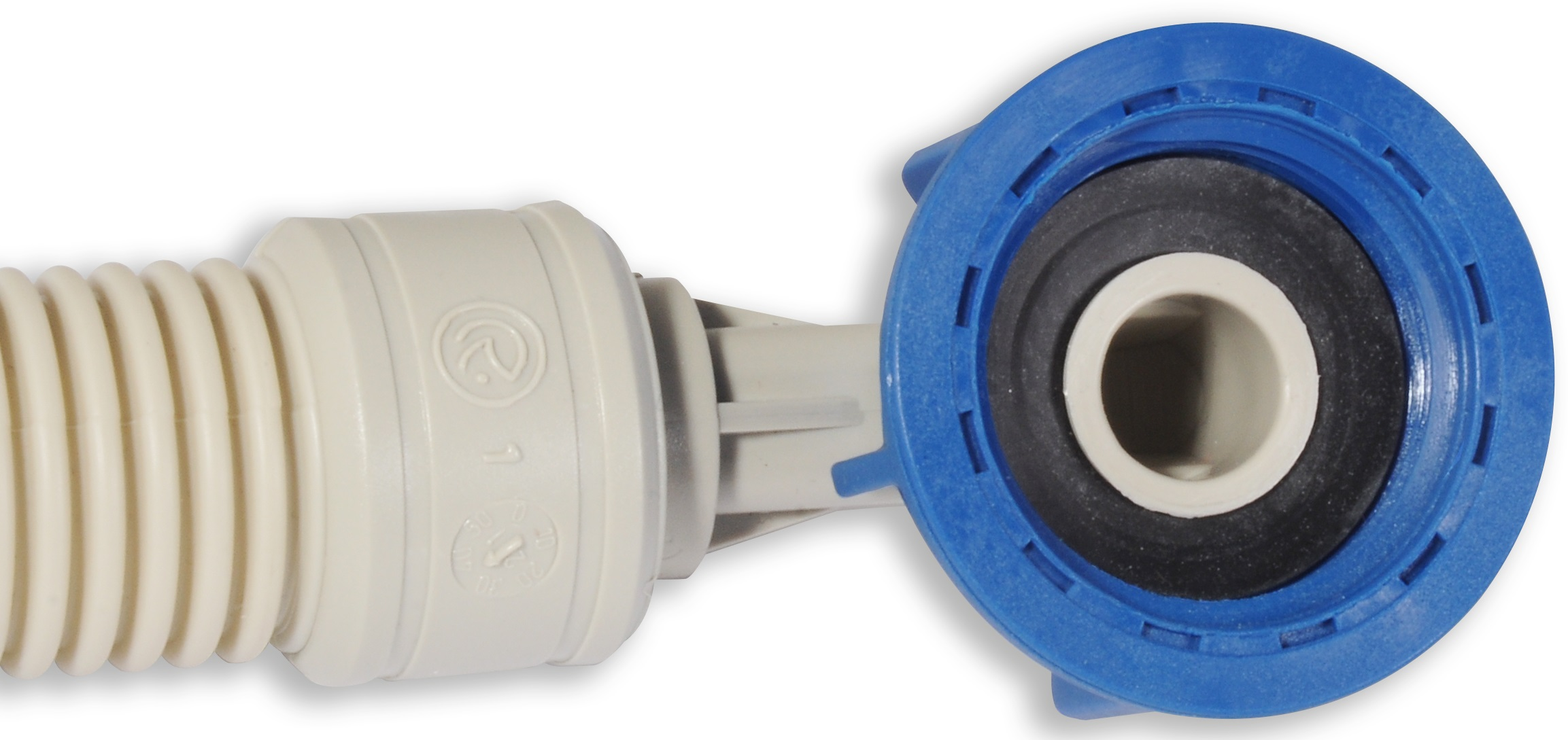 Zbliżenie białego węża falistego połączonego z niebieskim złączem z tworzywa sztucznego. Widoczna czarna uszczelka gumowa.