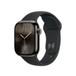 Nahaufnahme einer Smartwatch mit schwarzem Band und einem goldfarbenen Ziffernblatt.