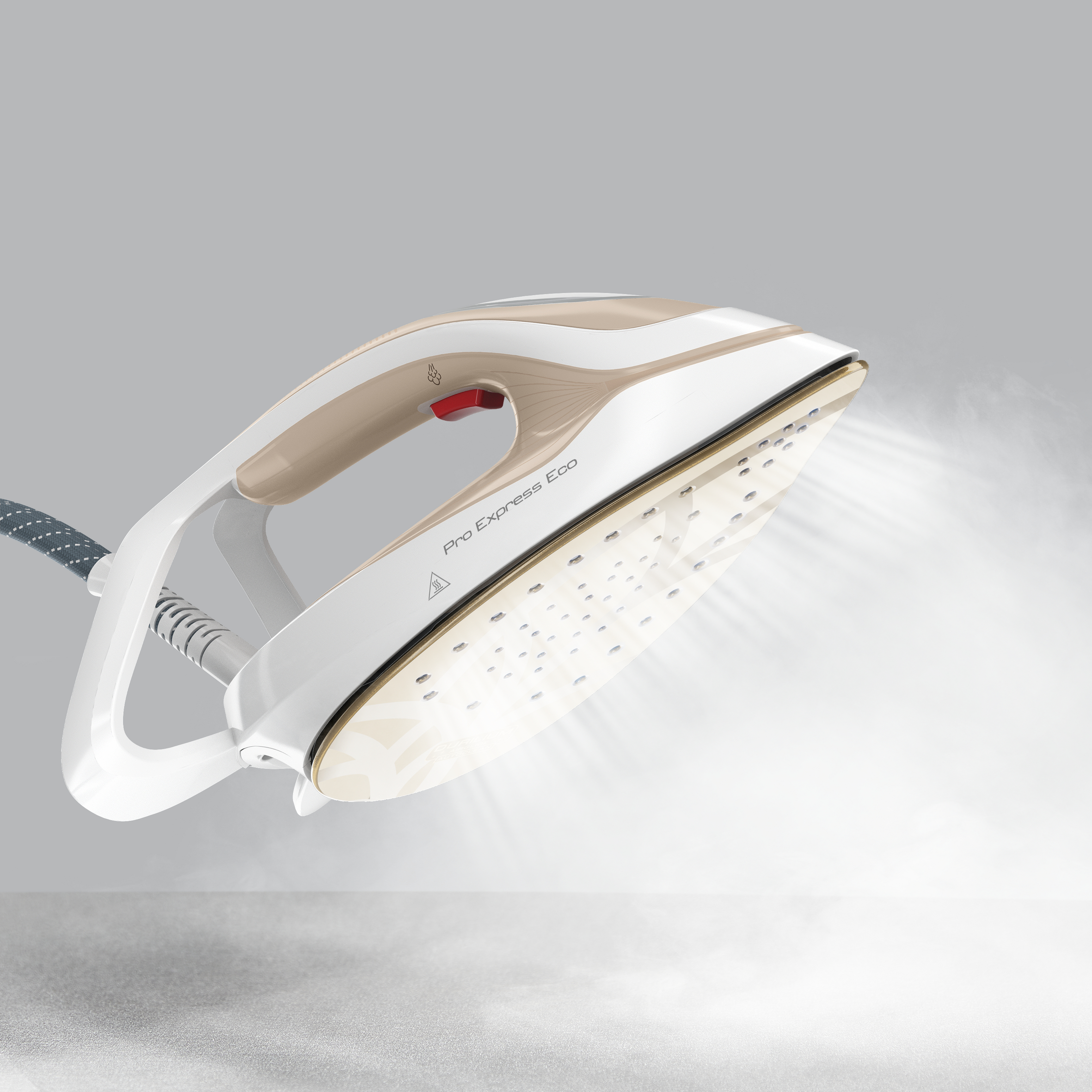 Żelazko ze złotym i białym wzorem, wydobywa się para. Szara powierzchnia i tło.