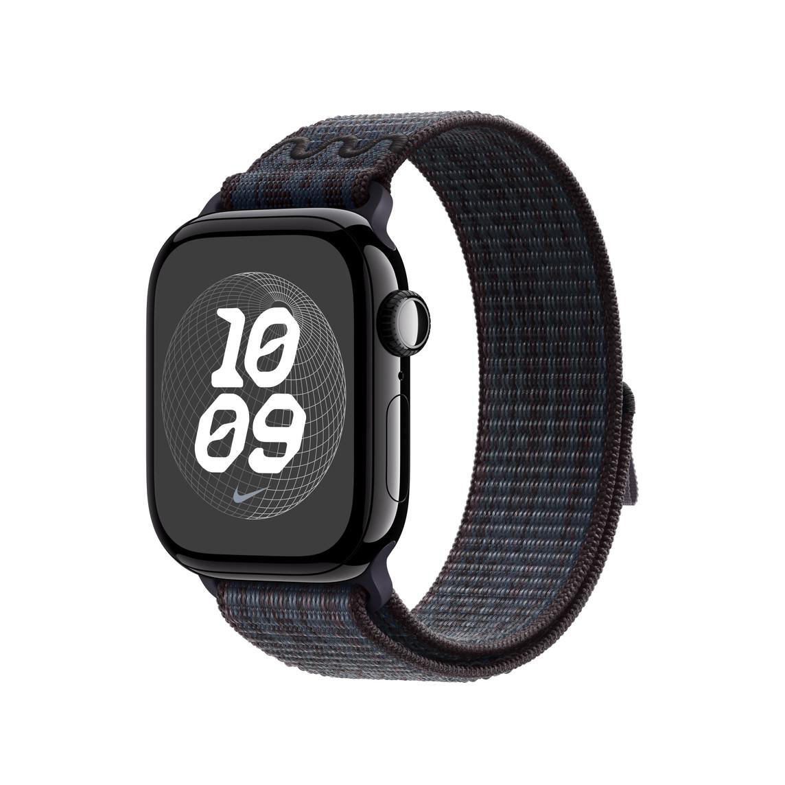 Schwarze Apple Watch mit marineblauem Sportarmband auf weißem Hintergrund. Die Uhr zeigt die Zeit.