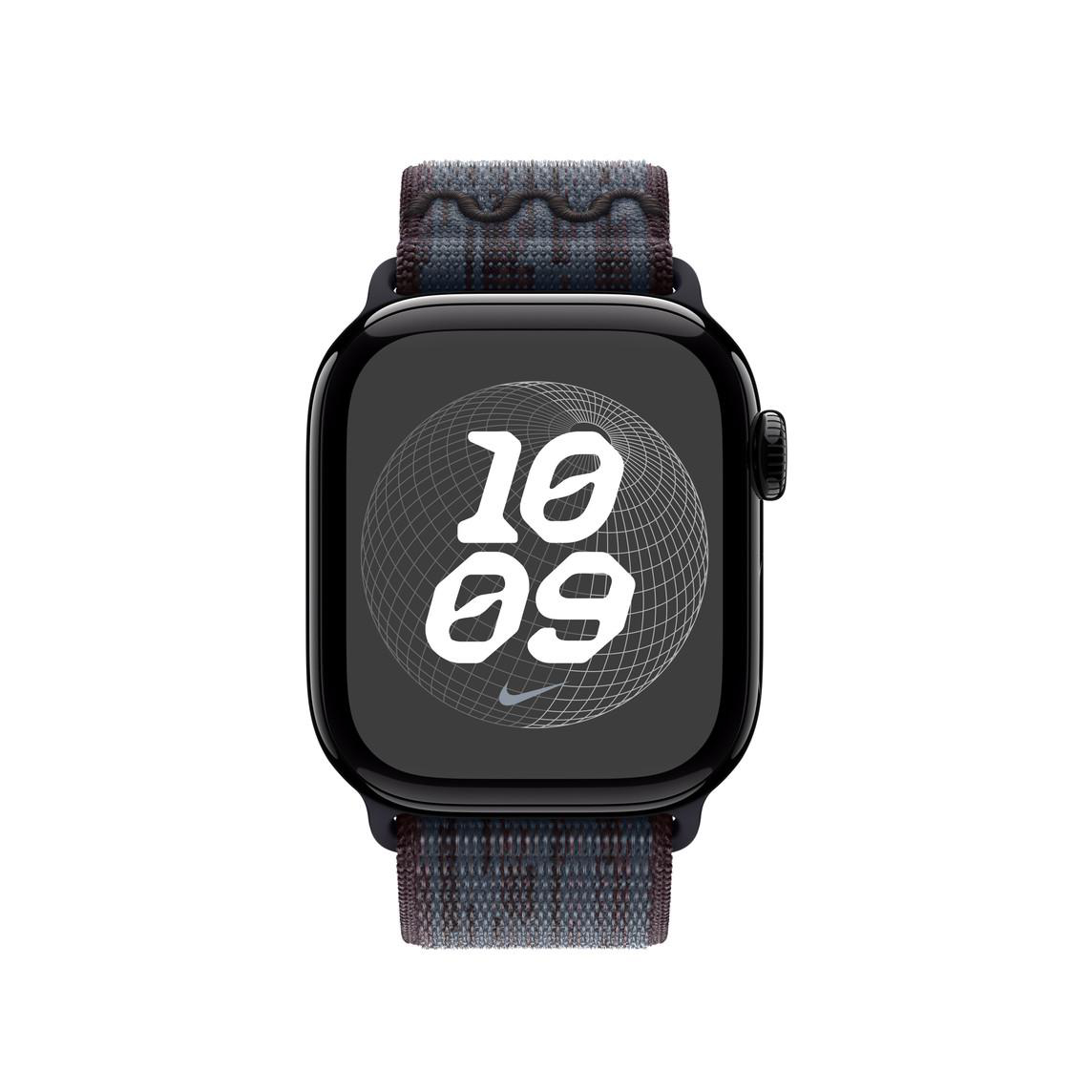 Apple Watch mit kariertem Armband, Anzeige der Uhrzeit und eines Nike-Logos.