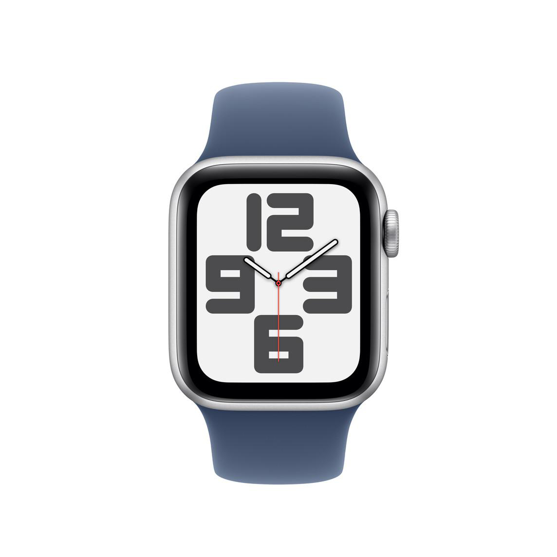 Silberne Apple Watch mit blauem Armband, zeigt die Uhrzeit.