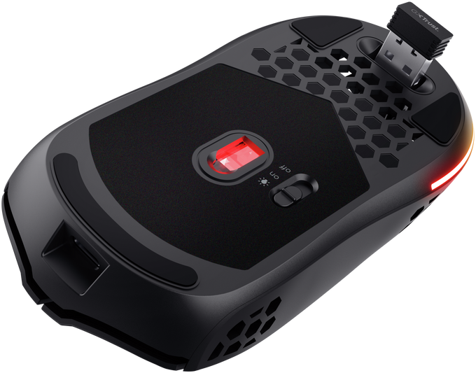 Fekete gamer egér, alsó nézet, USB vevővel és világító elemekkel.