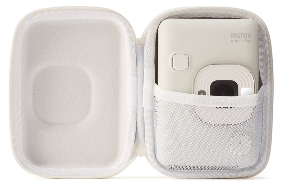 Instax mini LiPlay kamera egy nyitott, krémszínű hordtáskában.