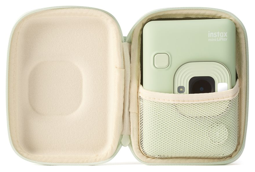 Nyitott zöld tok egy mentazöld Instax Mini LiPlay kamerával.
