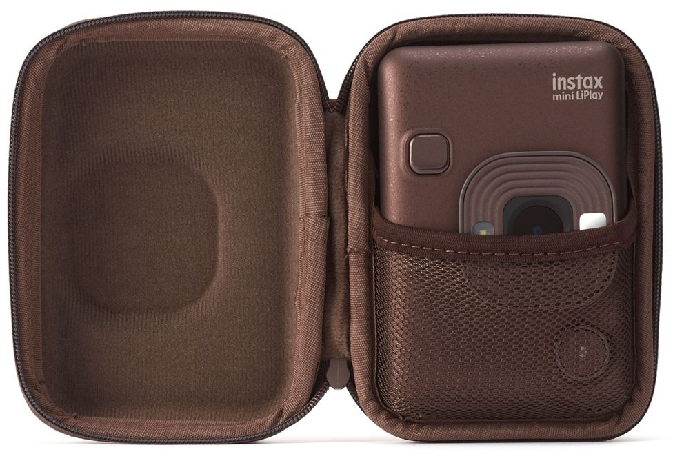 Nyitott barna tokban egy Instax Mini LiPlay kamera, a belső tér látható.