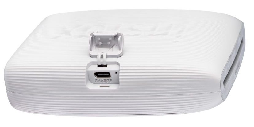 Fehér instax nyomtató USB töltőporttal.
