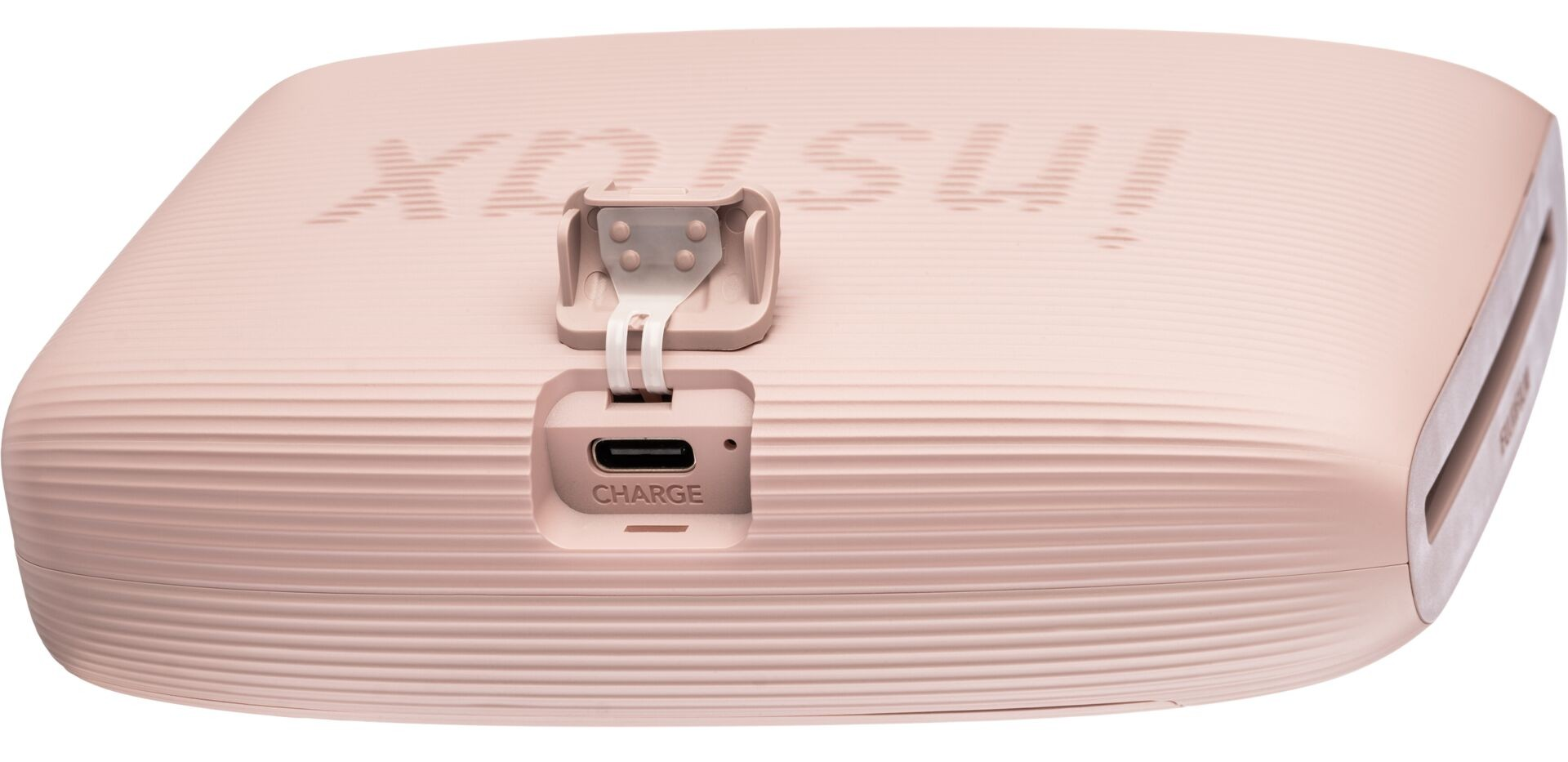 Egy világos rózsaszín nyomtató USB töltőporttal és fotónyílással.