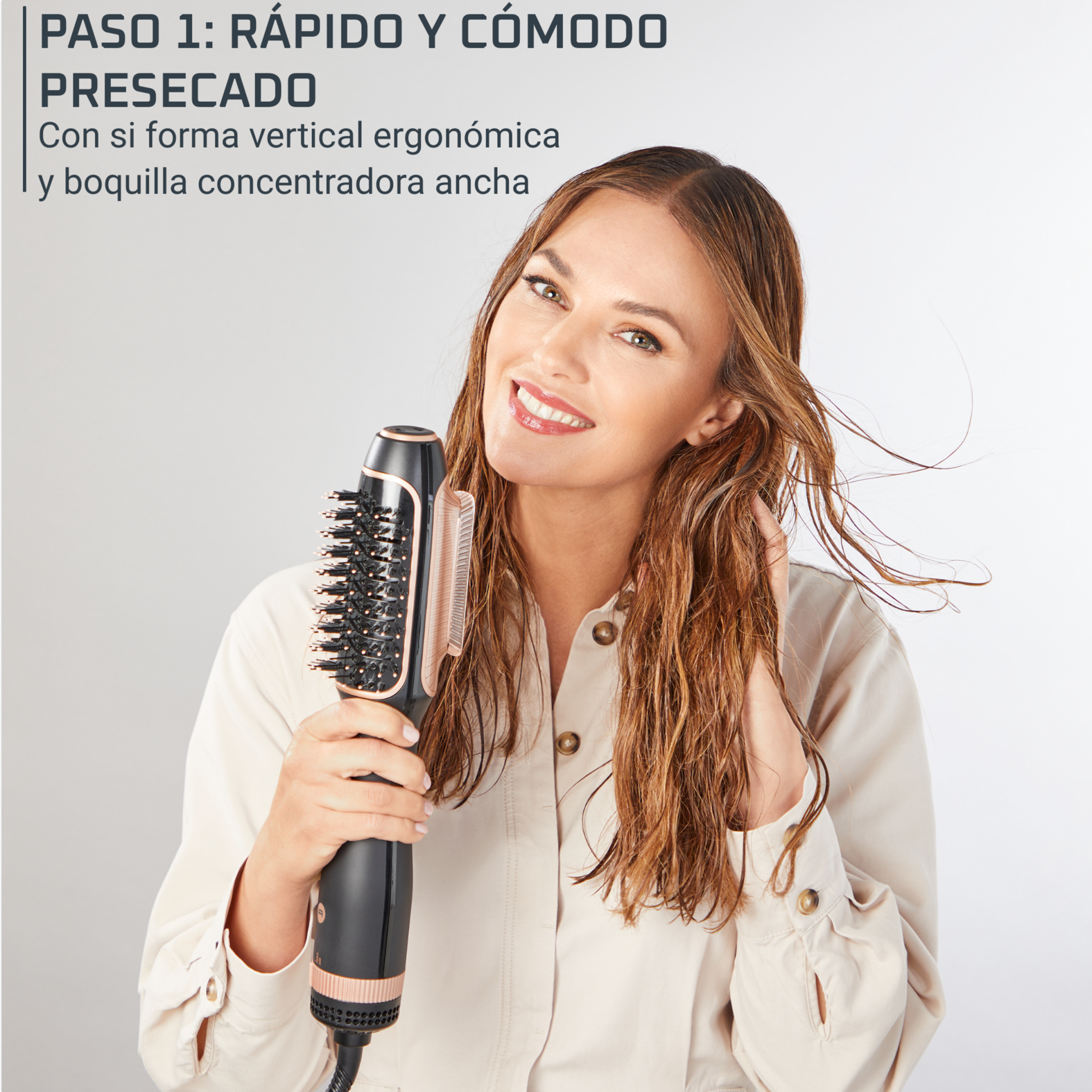 Mujer sonriendo, sosteniendo un secador de pelo negro y oro rosa. Texto en español arriba.