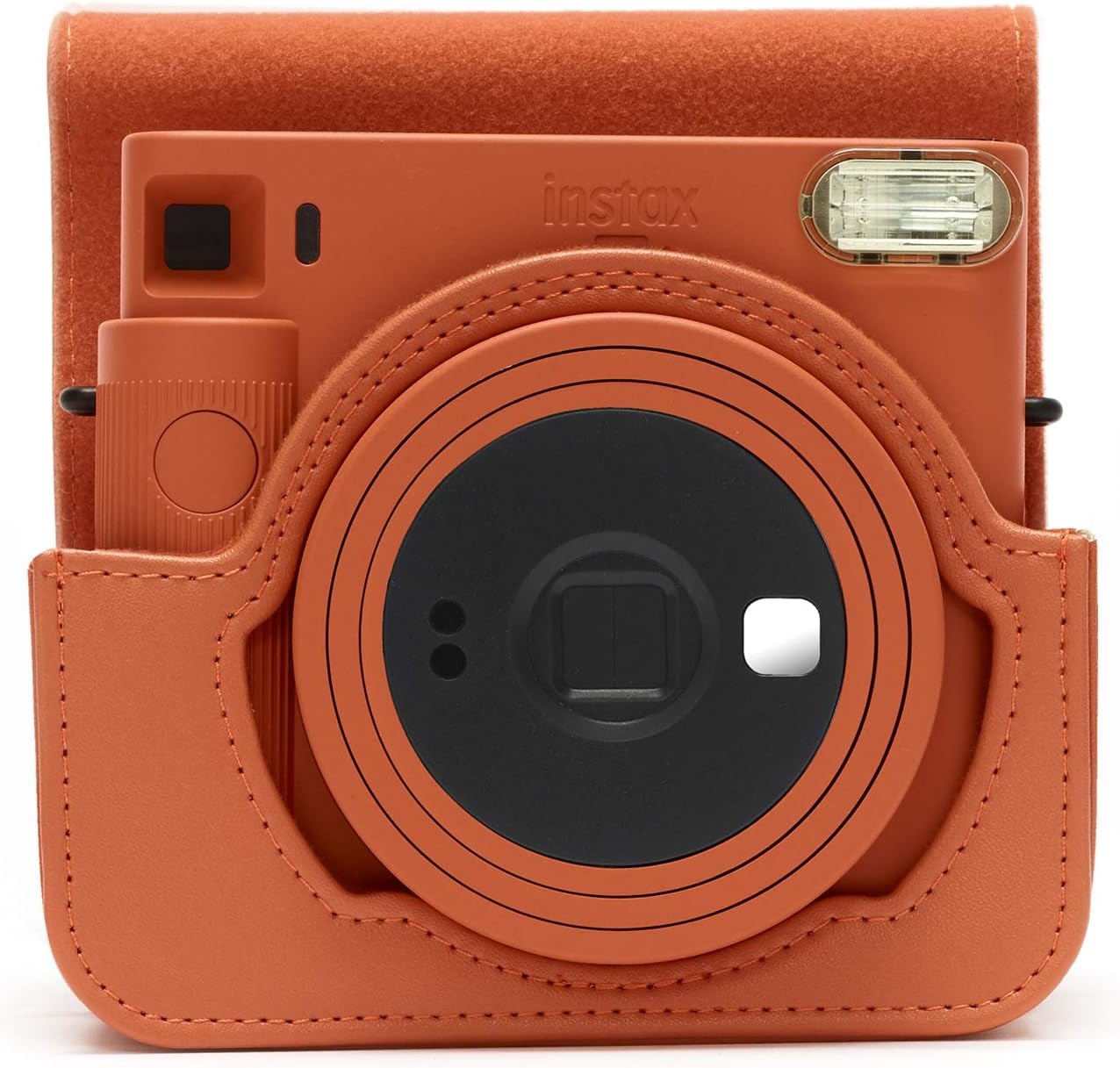 Narancssárga Instax kamera, hozzáillő tokkal. A kamerának nagy lencséje és villanója van.
