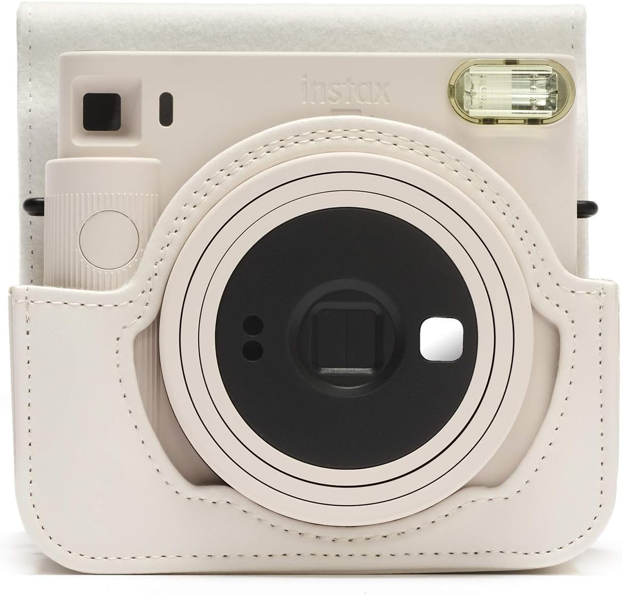 Fehér Instax kamera fehér tokban, fekete objektívvel és vakuval.