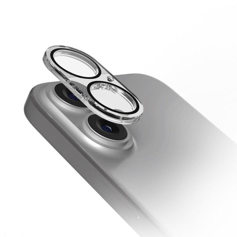 Nahaufnahme eines Kameraschutzes auf einem silbernen Telefon. Der Schutz ist klar mit schwarzen Rändern.