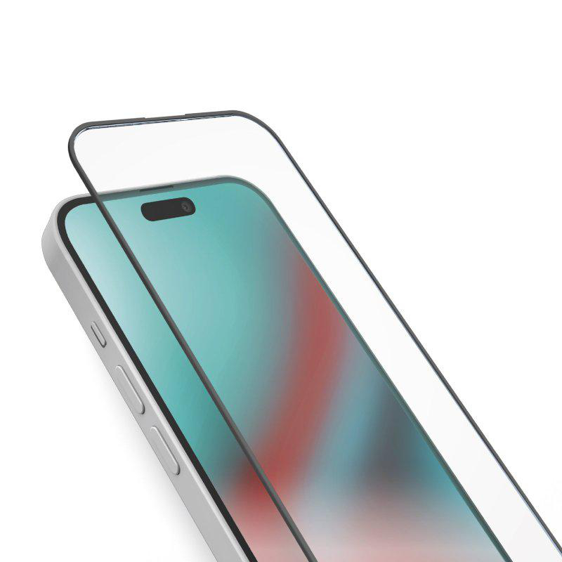 Ein iPhone mit aufgebrachter Displayschutzfolie, Nahaufnahme vor weißem Hintergrund.