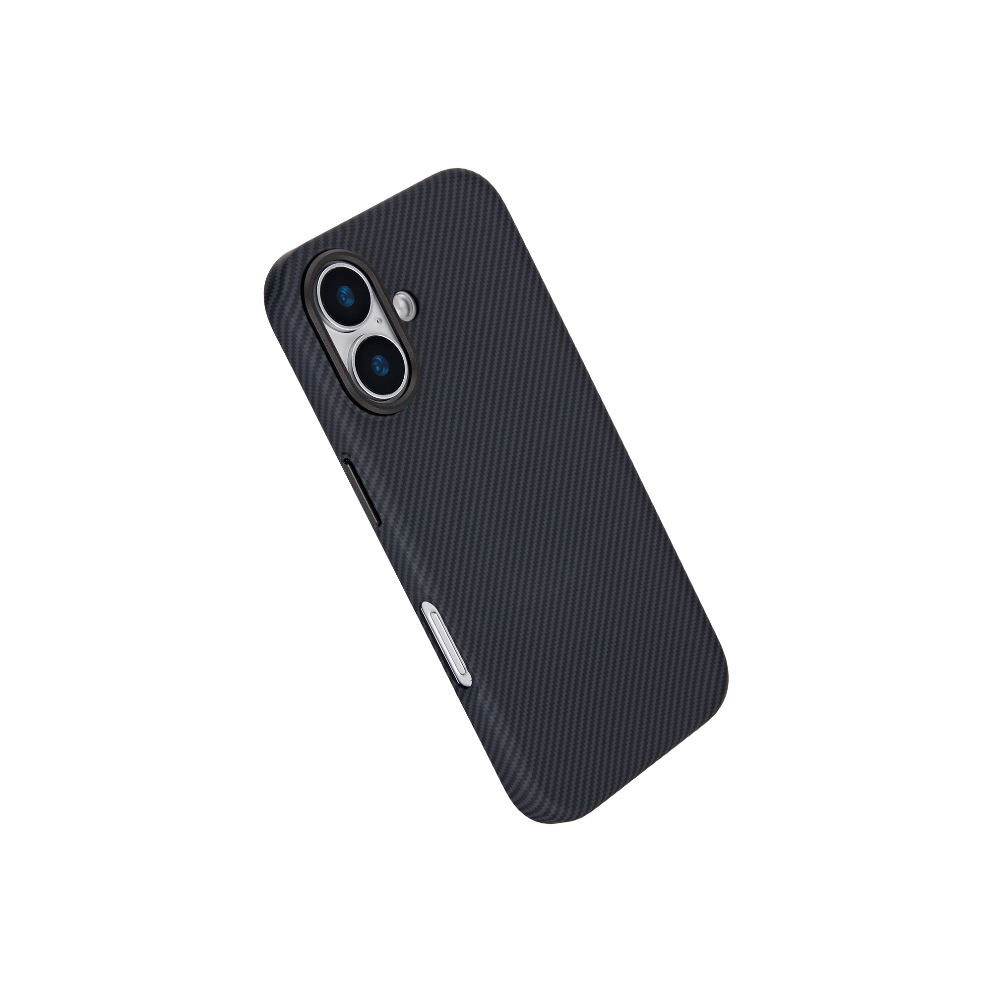 Una funda de teléfono gris oscuro con textura de fibra de carbono, en ángulo, con las lentes de la cámara visibles.