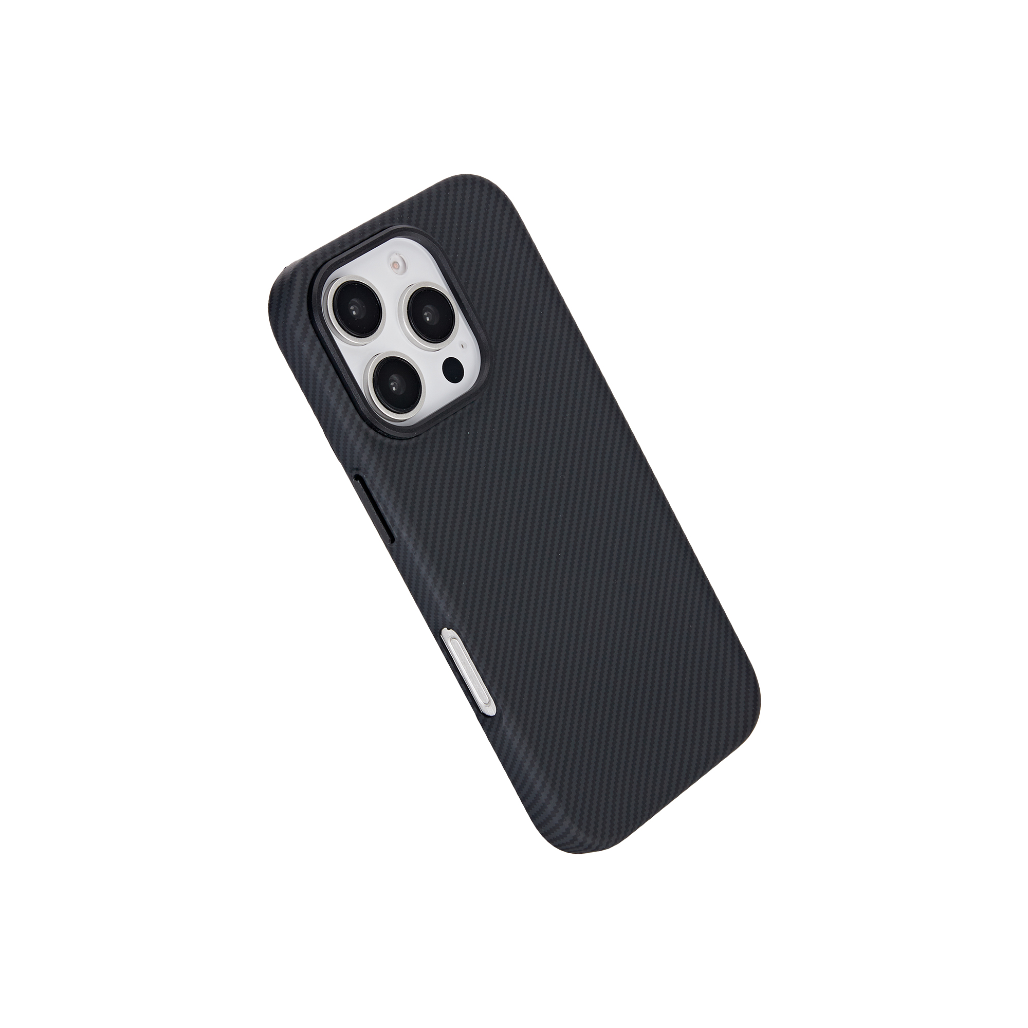 Una funda negra para iPhone con un patrón de fibra de carbono, en ángulo, mostrando las lentes de la cámara.