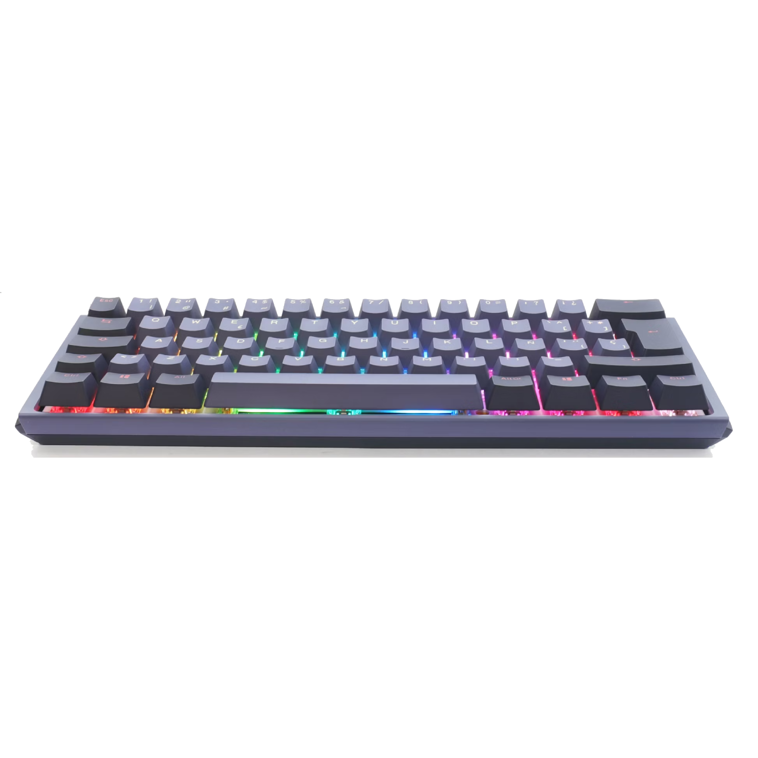 Un teclado mecánico negro con teclas multicolores, iluminado con un efecto arcoíris. El teclado está en ángulo.