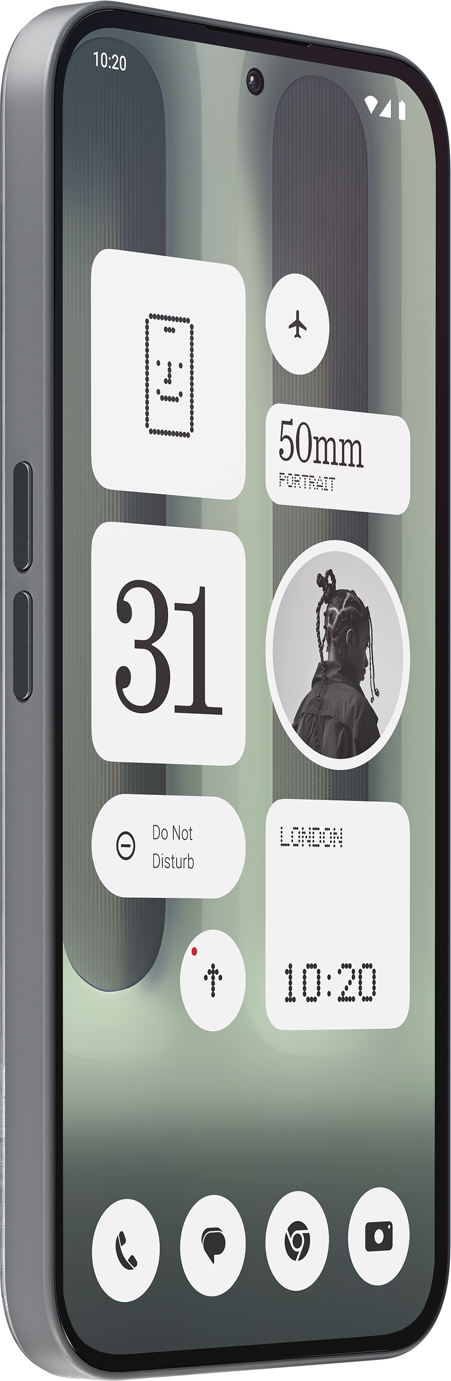 Un téléphone avec un étui gris affichant des widgets pour le téléphone, la date, l'heure et d'autres applications sur un écran teinté de vert.