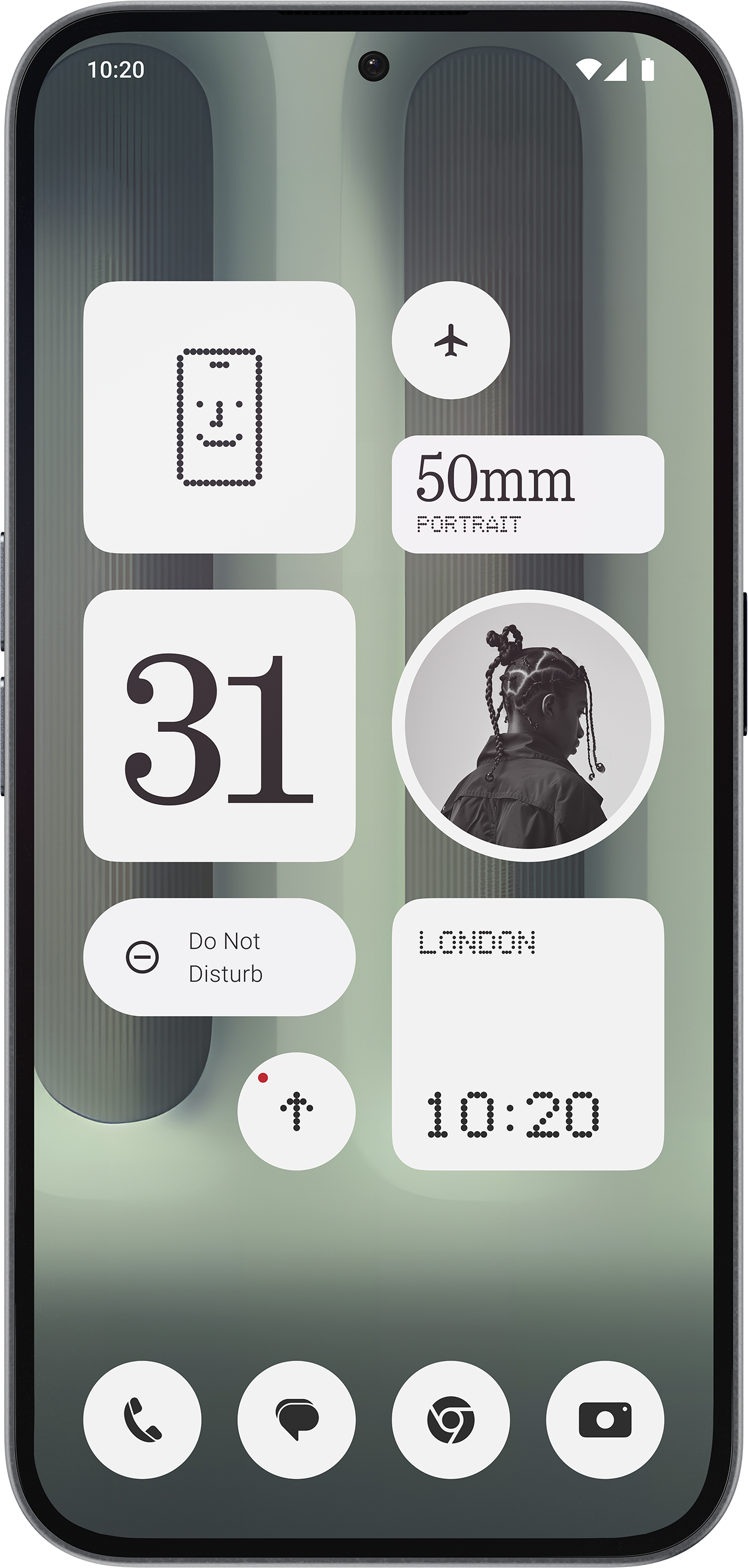 Écran de téléphone affichant un écran d'accueil avec des widgets, dont un calendrier et une photo.