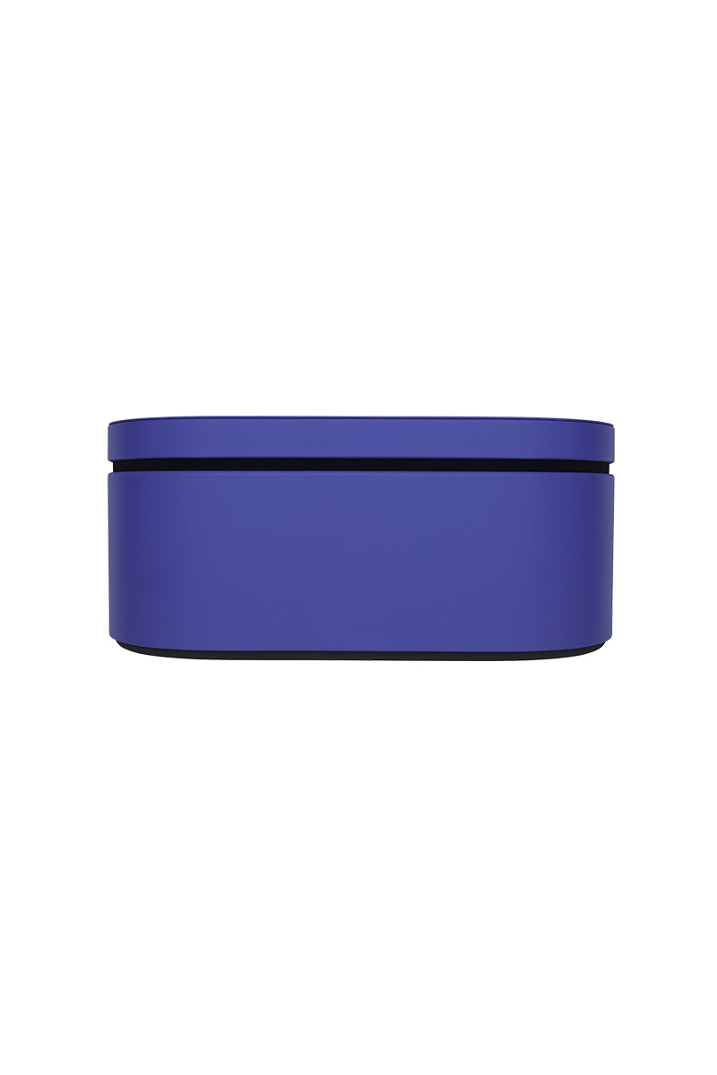 Blaue, zylindrische Wasserflasche mit schwarzem Rand. Schwarzer Hintergrund.