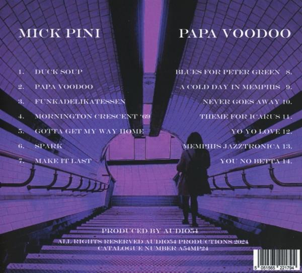 Rückseite des Albums Papa Voodoo von Mick Pini, zeigt eine lila getönte U-Bahn-Station mit Trackliste.
