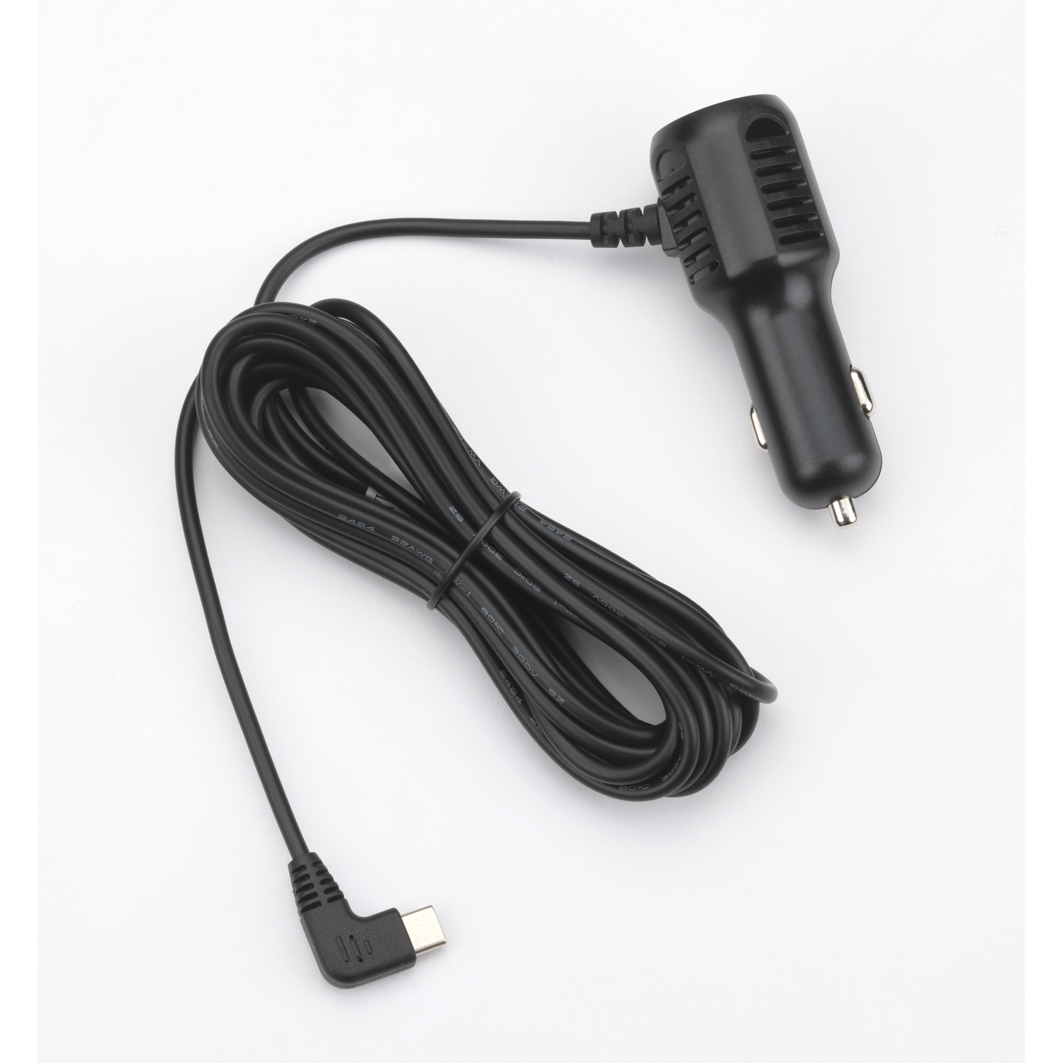 Een zwarte autoladerkabel met een USB-C-poort en een sigarettenaanstekeradapter, op een witte achtergrond.