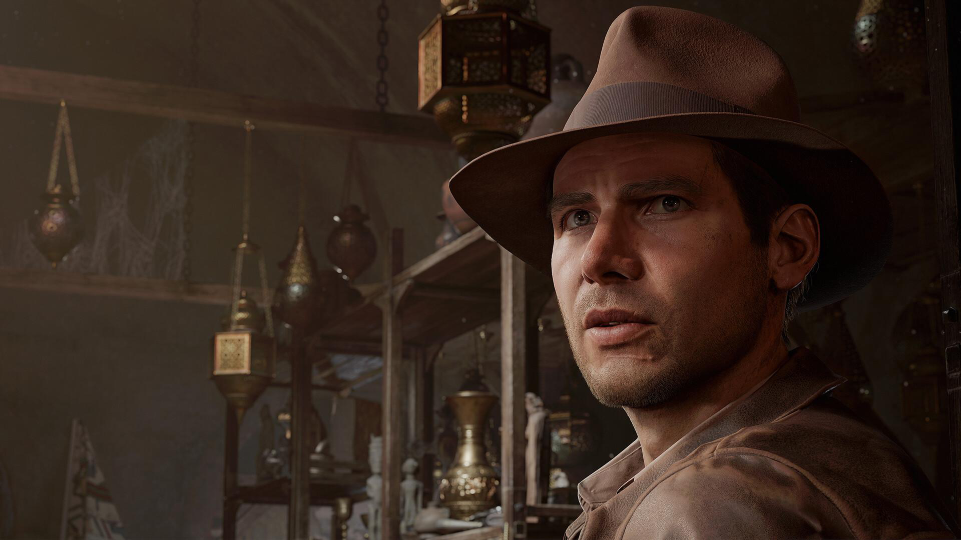Indiana Jones mit braunem Hut blickt nach rechts. Hintergrund ist ein Raum mit Artefakten und Lichtern.
