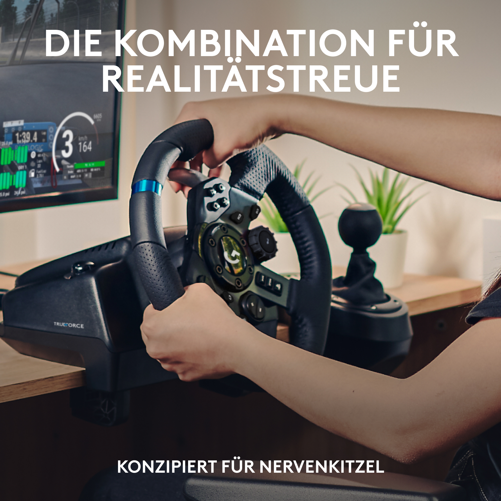 Hände halten Lenkrad und Schalthebel in einer Rennsimulation.