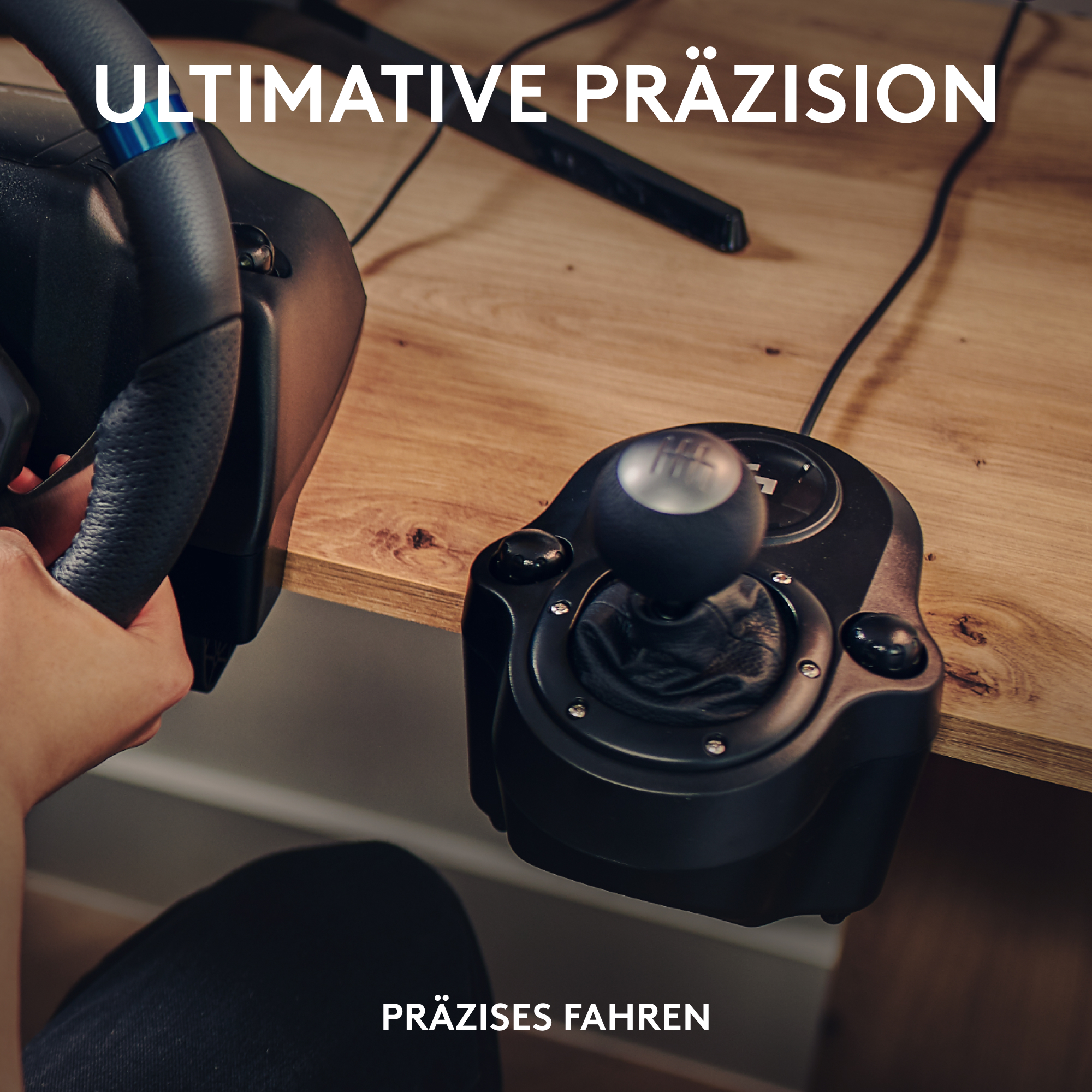 Hände einer Person an Lenkrad und Schalthebel eines Rennspiel-Setups auf einem Holztisch.
