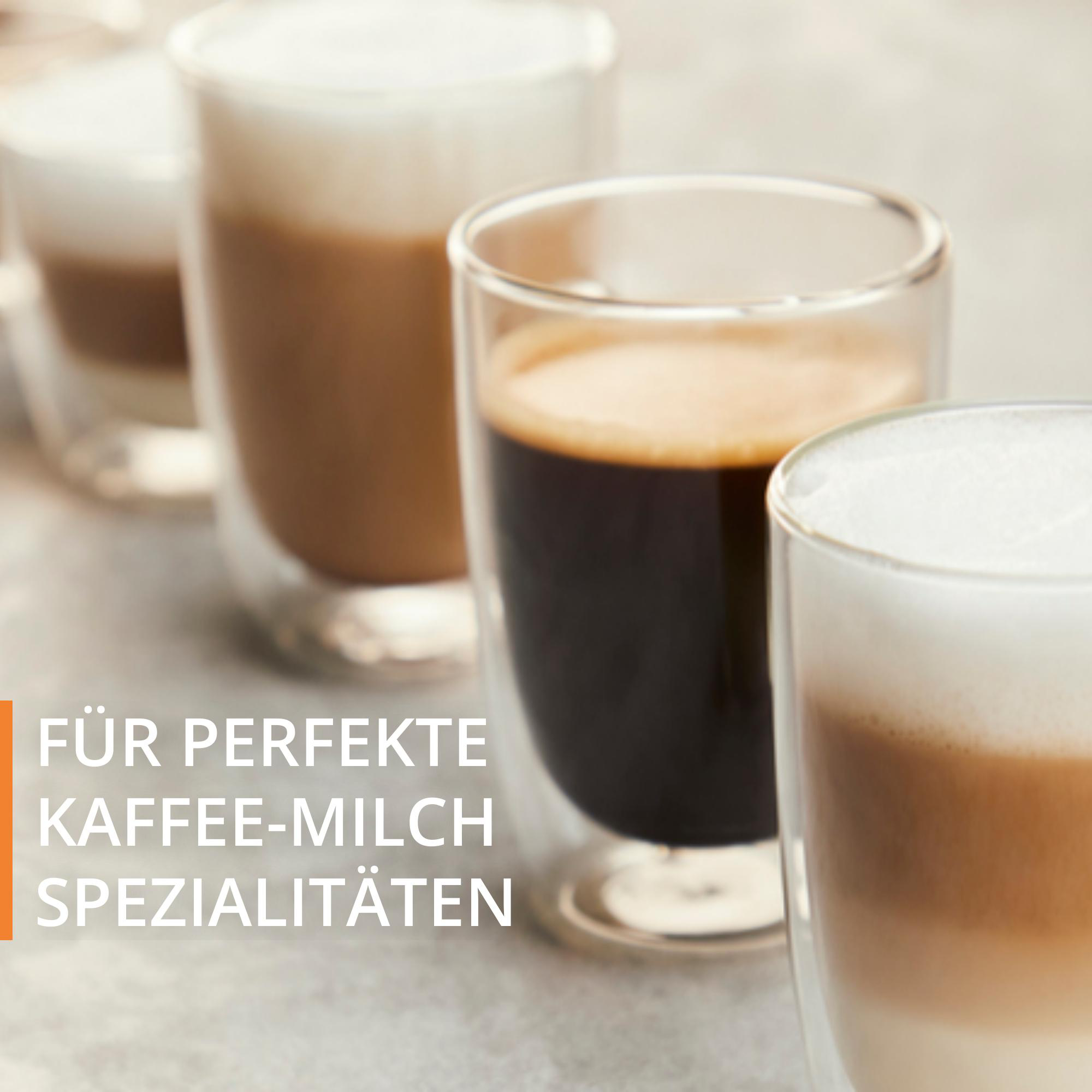 Vier geschichtete Kaffeegetränke in klaren Gläsern auf heller Oberfläche.
