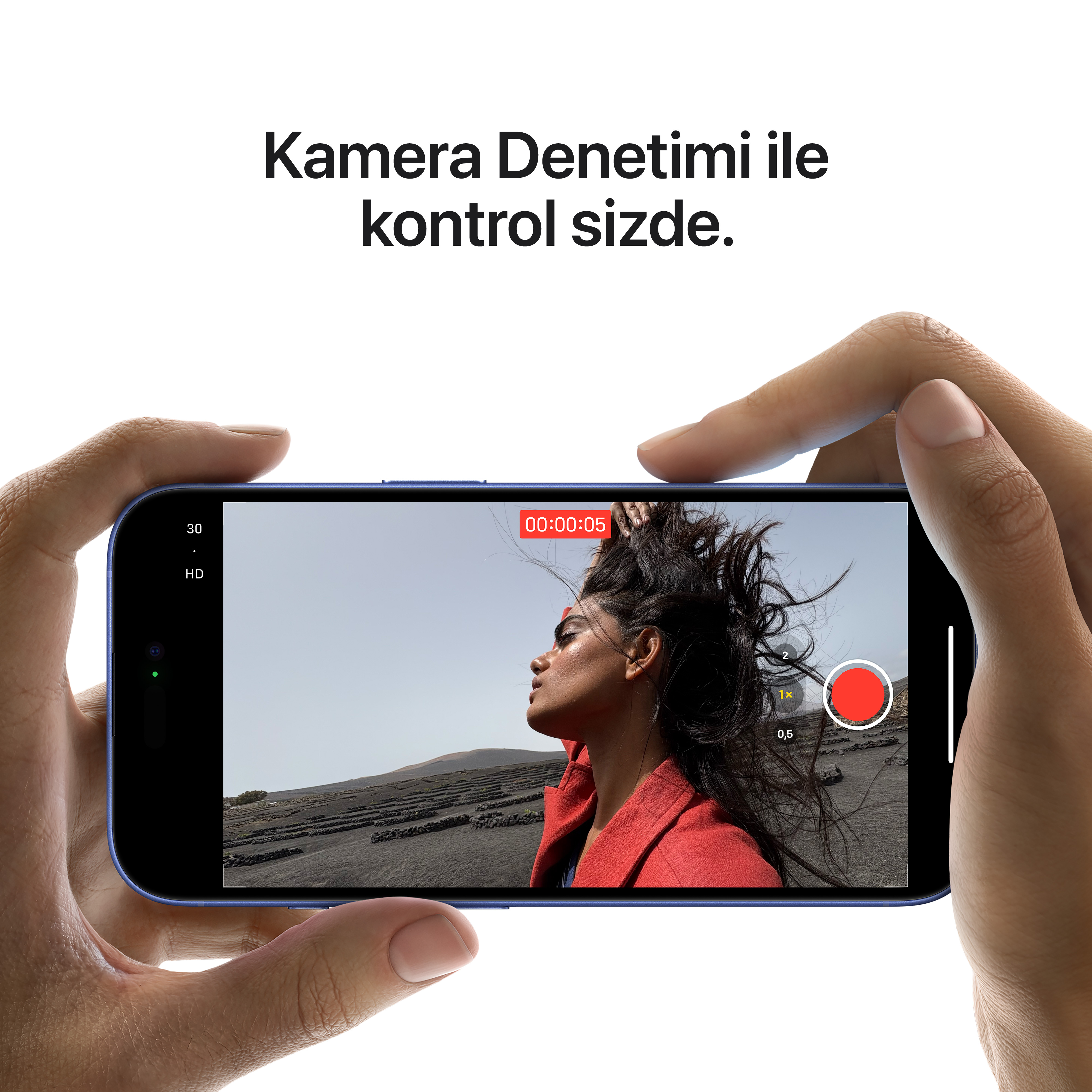 El, bir kadının videosunu kaydederken mavi bir telefon tutuyor. Ekran, kayıt arayüzünü gösteriyor.