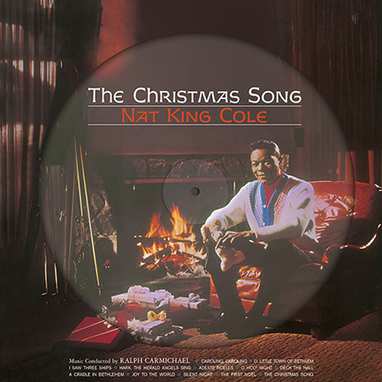Nat King Cole egy karácsonyi album borítóján, a kandalló mellett ülve. Ajándékok vannak előtérben. A borító egy hanglemez.