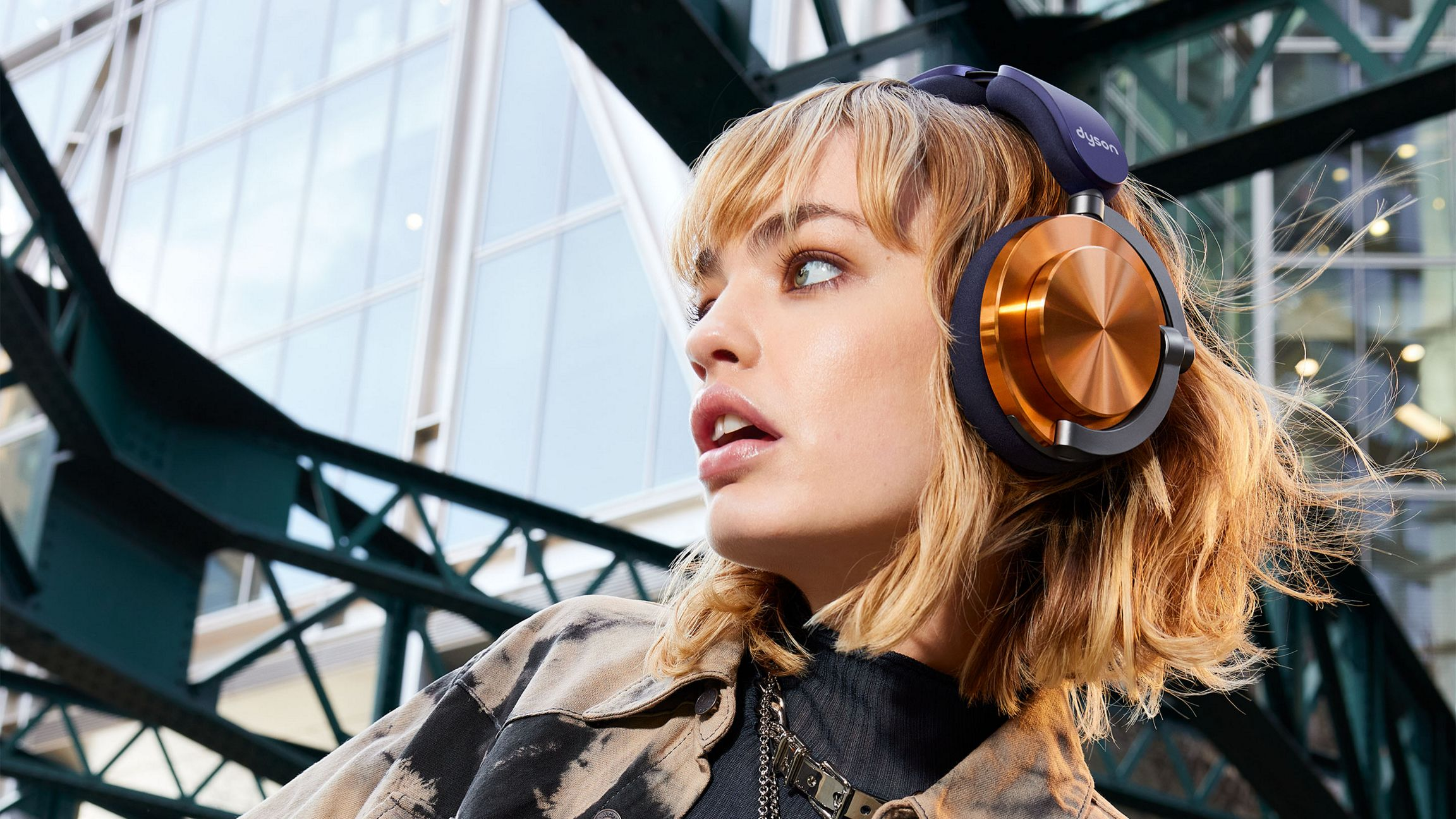 Jeune femme portant un casque, regardant sur le côté, bouche ouverte. Fond de ville.