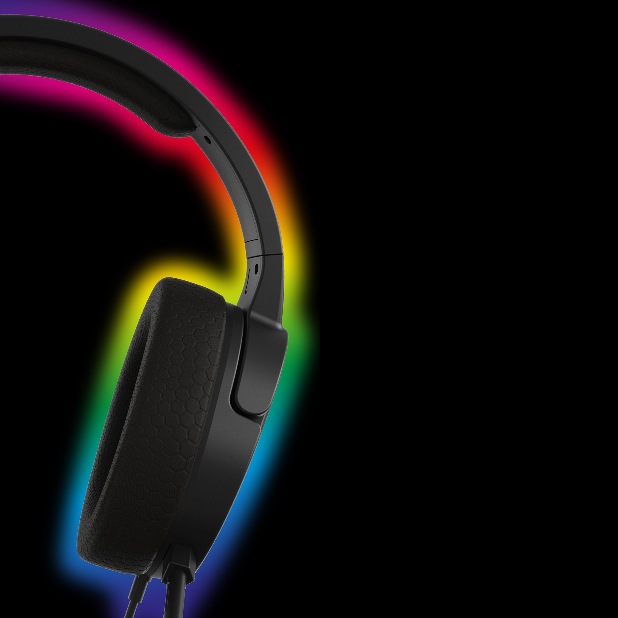 Schwarzes Headset mit Regenbogenlicht dahinter. Schwarzer Hintergrund.