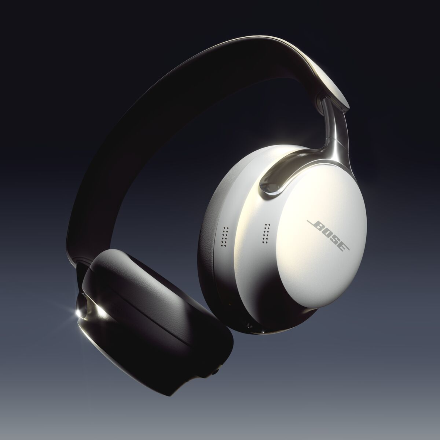 Une paire d'écouteurs Bose argentés flottant sur un fond sombre.