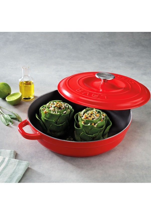 Kapağı aralık kırmızı bir tencere. İçinde iki dolma enginar, bir şişe yağ ve misket limonu.