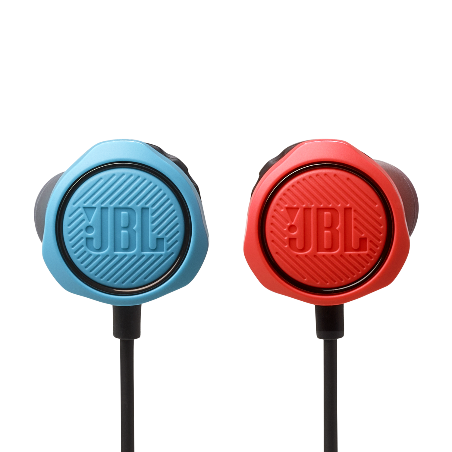 Blauwe en rode JBL oortelefoons, naast elkaar, met zwarte draden op een donkere achtergrond.