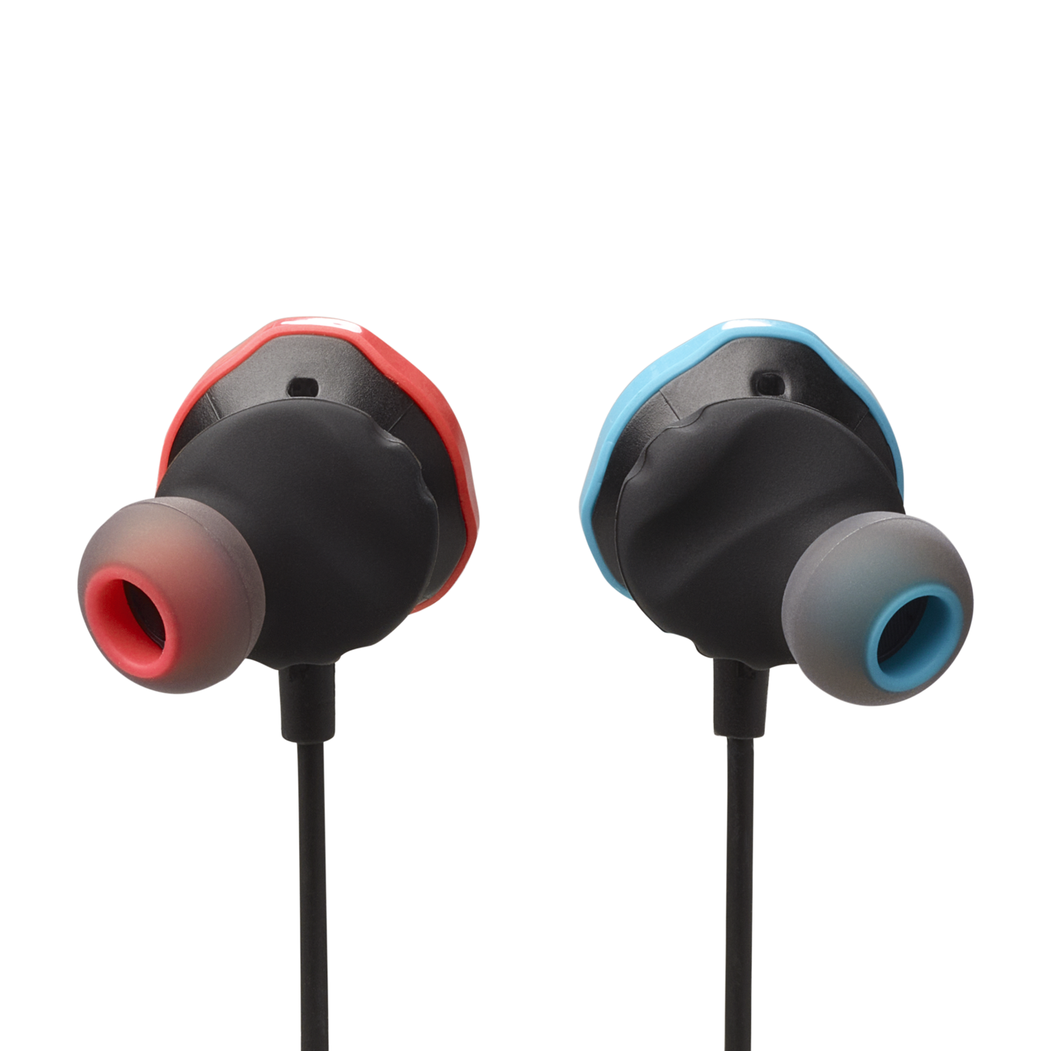 Twee in-ear oortelefoons met zwarte, rode en blauwe accenten op een zwarte achtergrond.