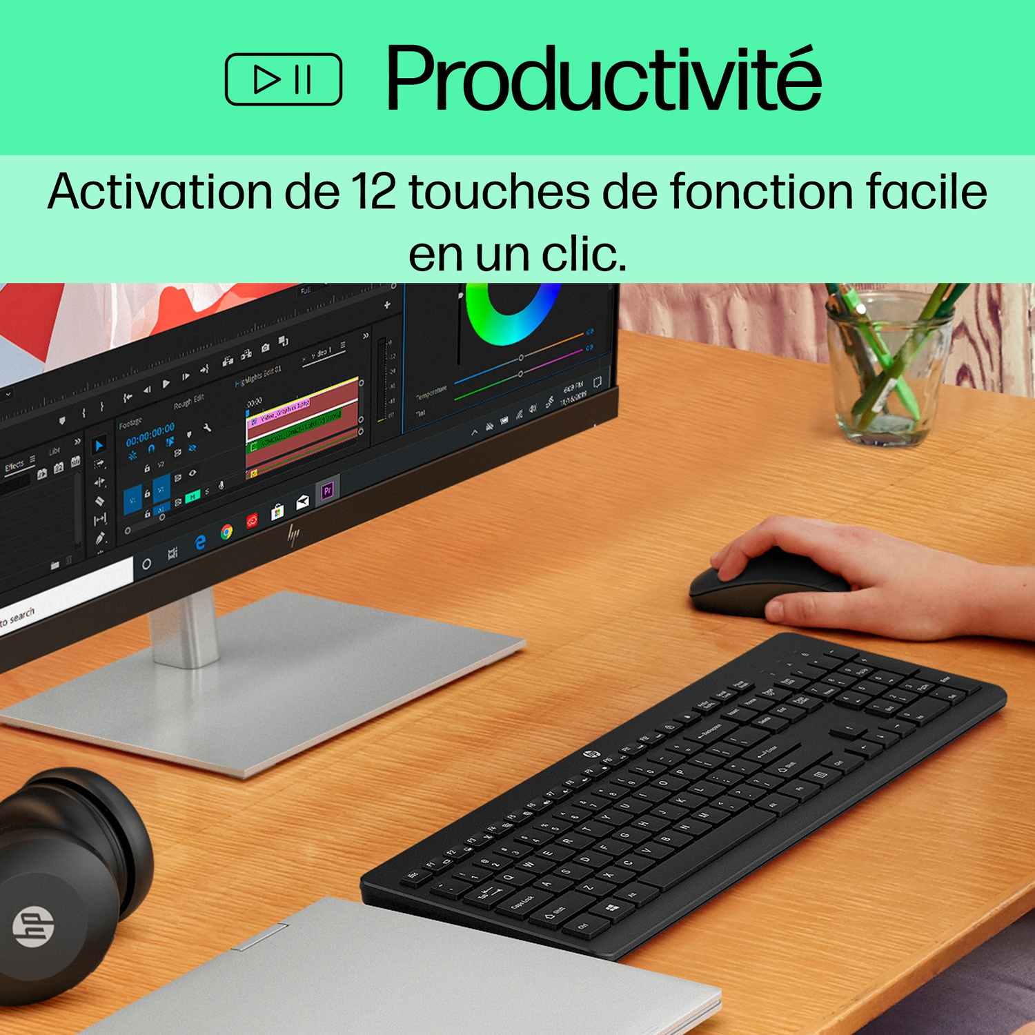 Une configuration de bureau avec moniteur, clavier, souris et ordinateur portable. Un casque à gauche.