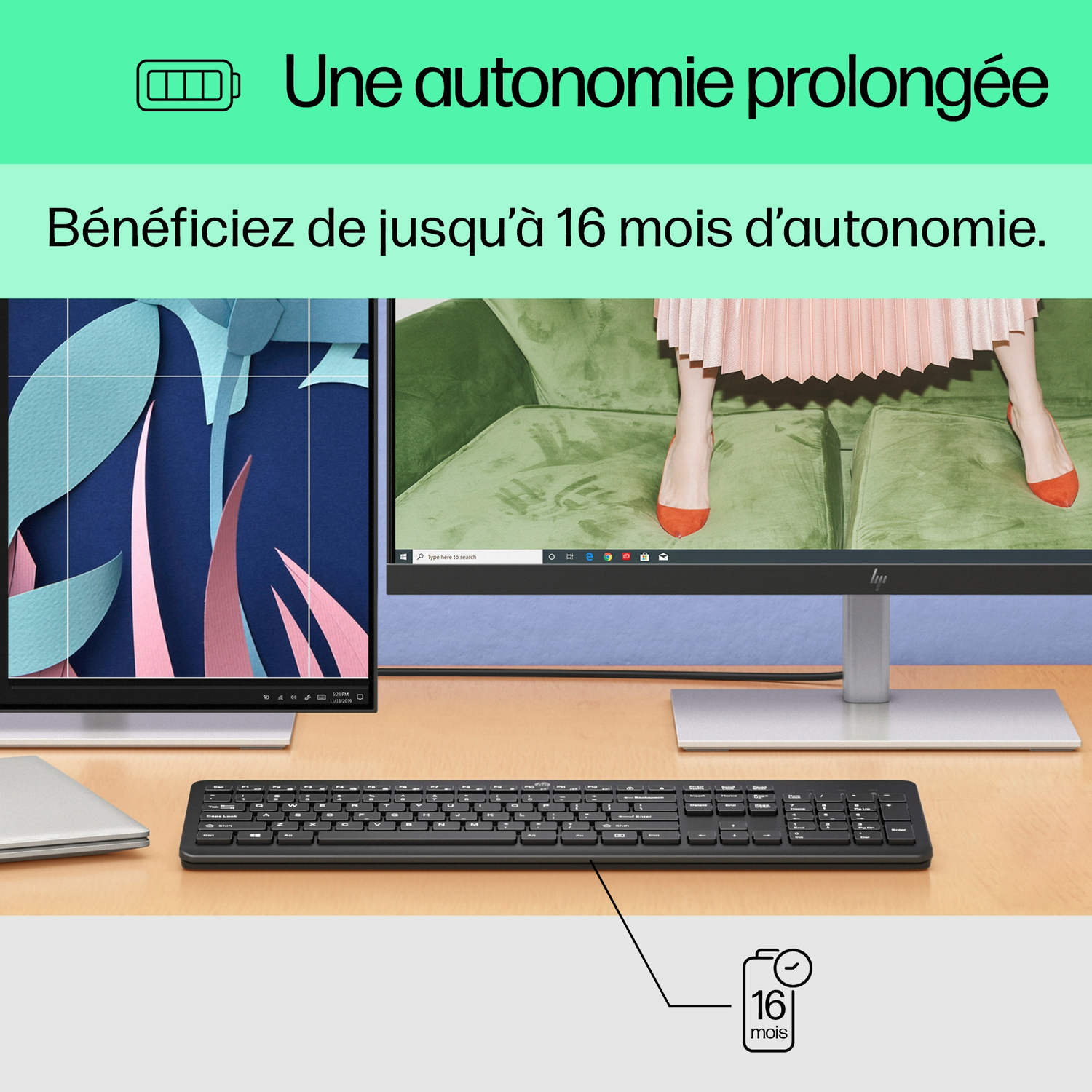 Une configuration de bureau avec un écran, un clavier et un ordinateur portable. Le texte dit : « Une autonomie prolongée ».