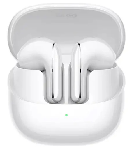 Białe słuchawki douszne w etui ładującym. Etui jest otwarte, widać słuchawki w środku.