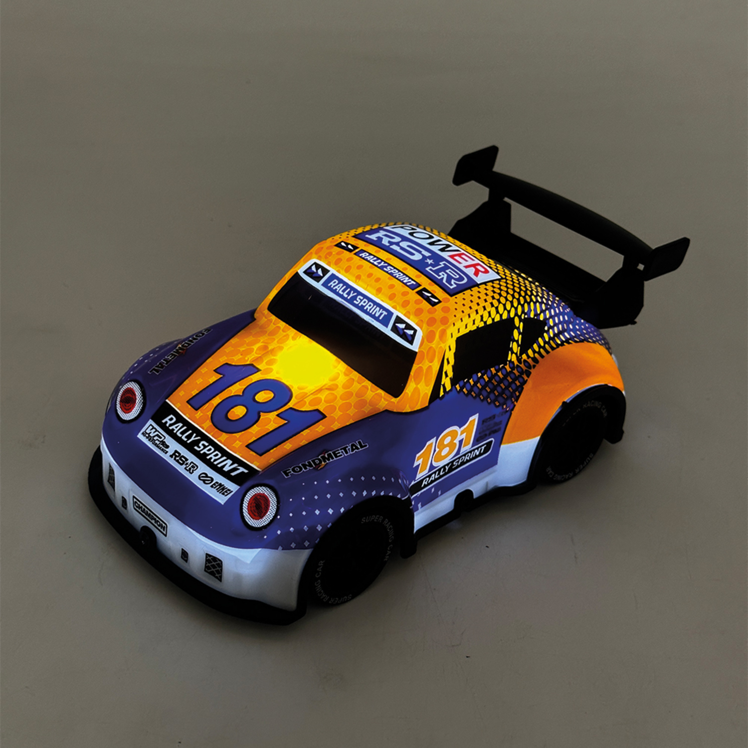 Speelgoed raceauto met een geel en blauw ontwerp. Hij heeft een spoiler en het nummer 181.