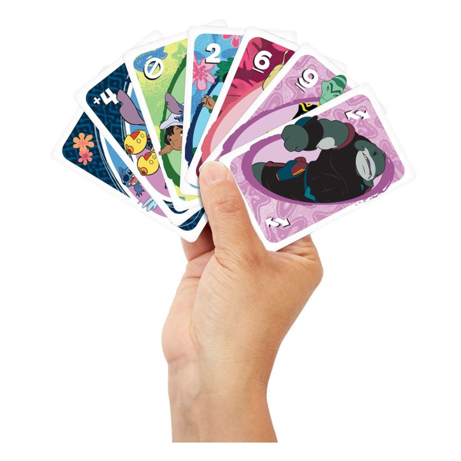 Main tenant un éventail de cartes UNO avec des motifs colorés sur le thème de Stitch, sur fond blanc.