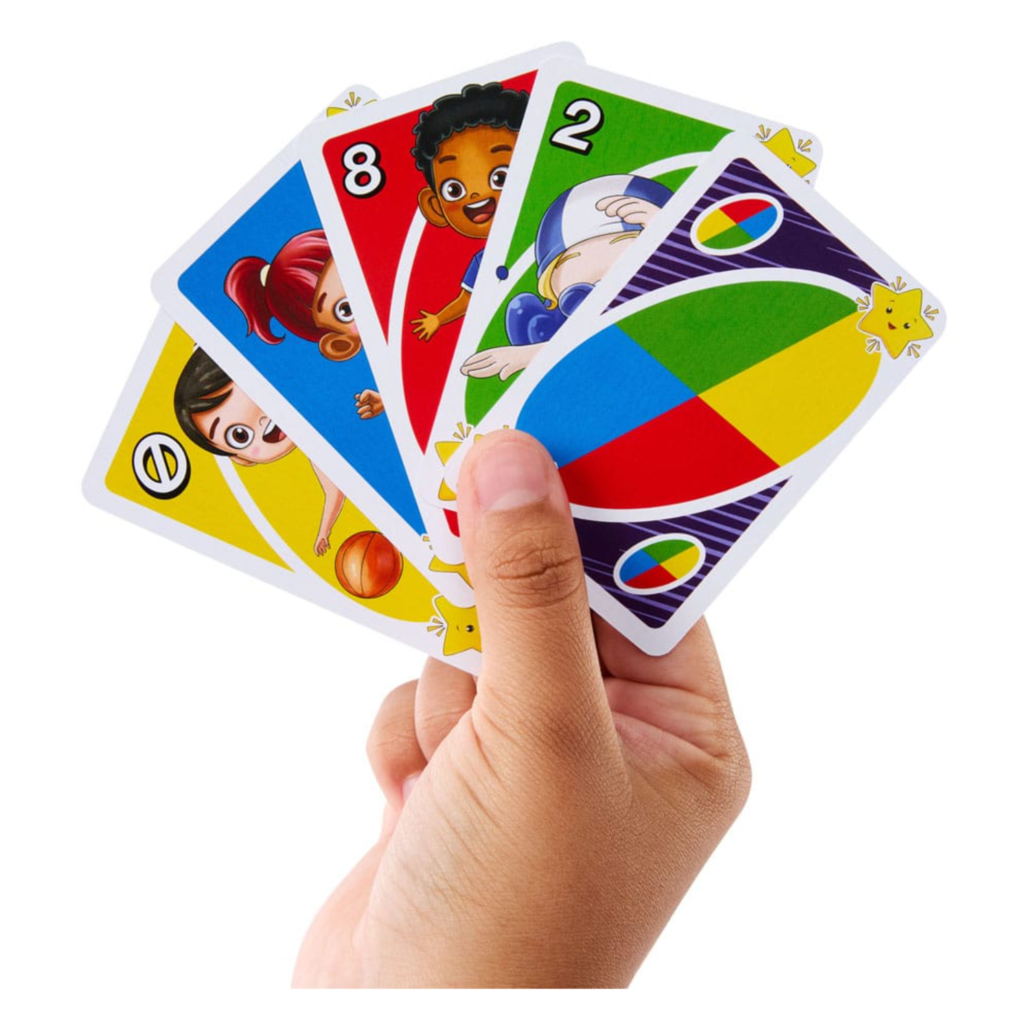 Hand die Uno-kaarten vasthoudt, met kleurrijke karakters en getallen op witte achtergrond.
