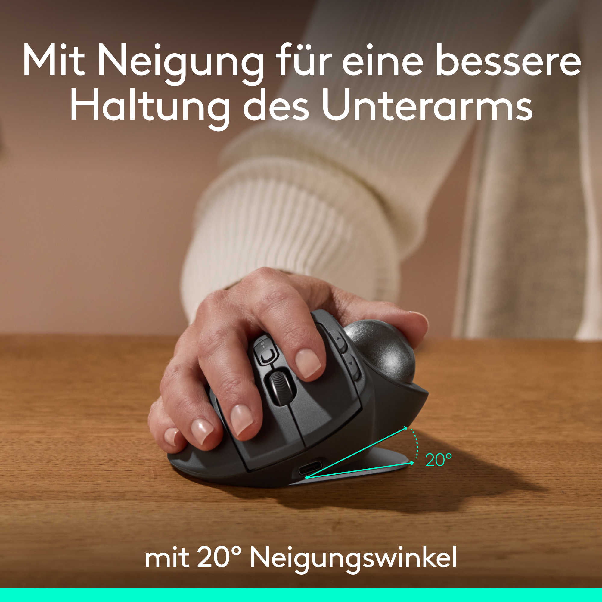 Person benutzt eine schwarze ergonomische Maus auf einem Holztisch.