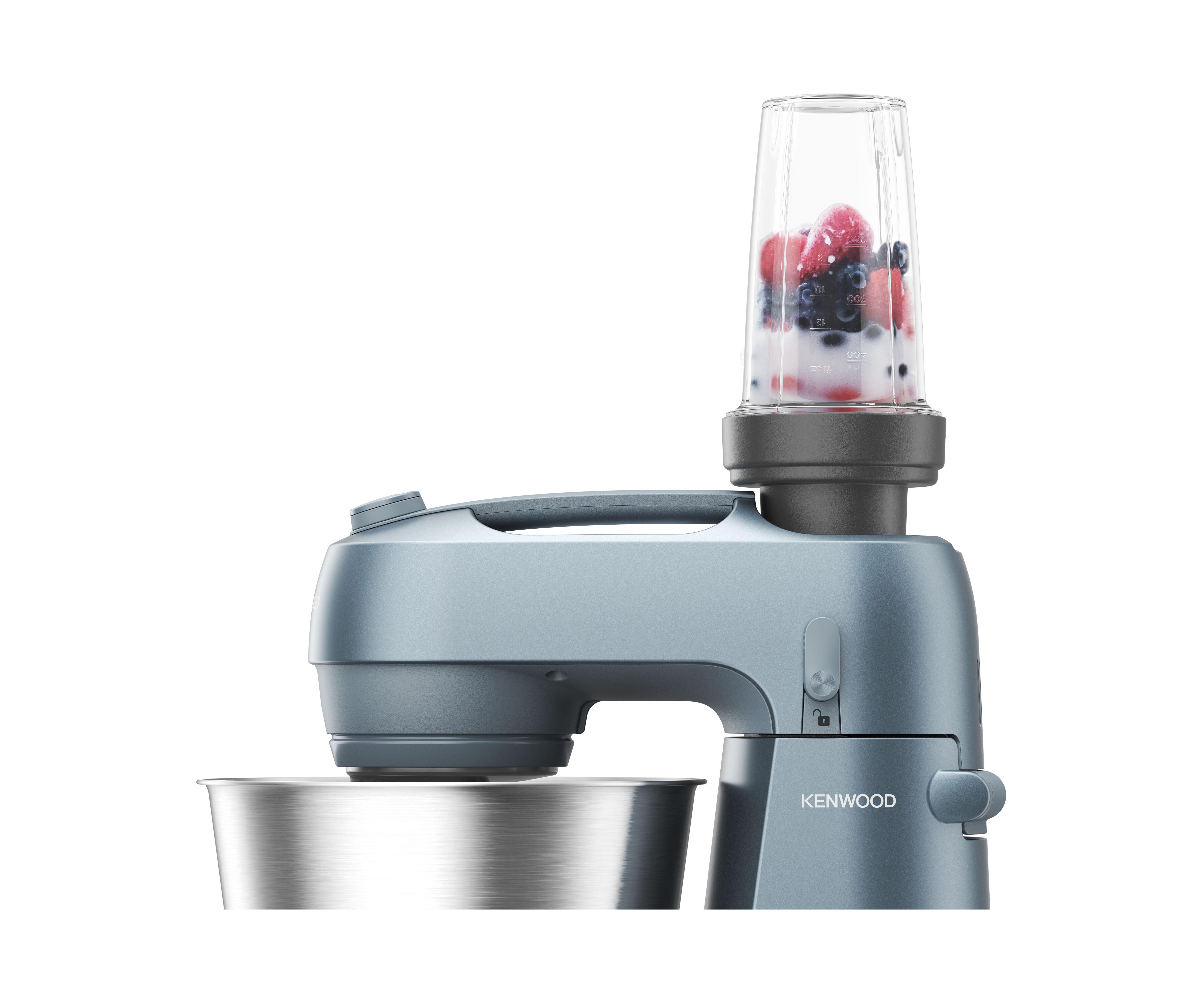 Blauer Kenwood-Küchenmaschine mit Mixaufsatz, der Beeren enthält. Silberne Schüssel am Boden. Weißer Hintergrund.