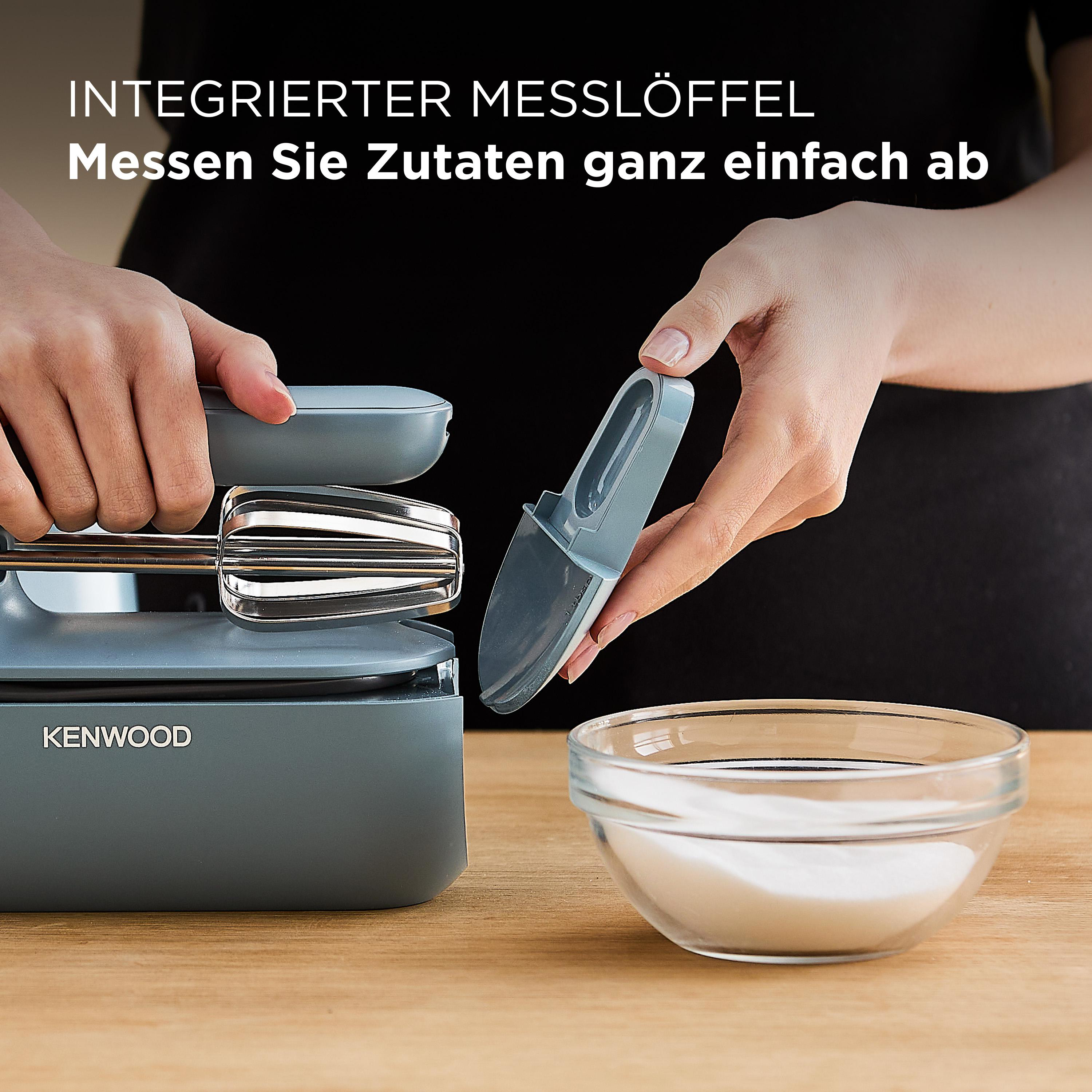 Hände halten Messlöffel, Mixer und Schüssel mit Pulver. Text: Integrierter Messlöffel.